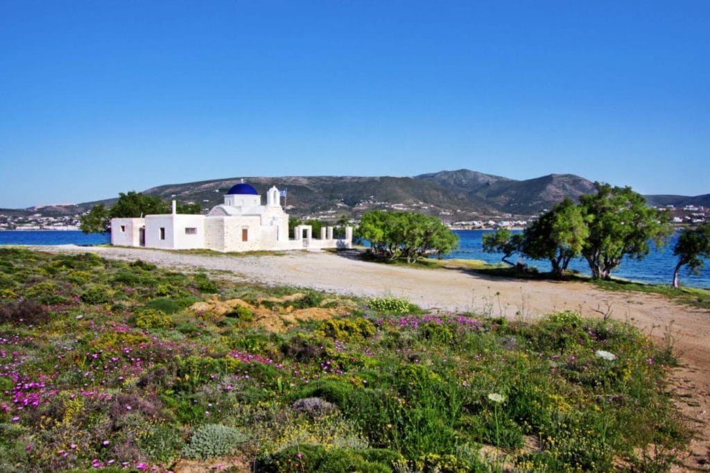 Άγιος Φωκάς Πάρος. Το γραφικό εκκλησάκι στην είσοδο της Παροικίας και η πνευματική κληρονομιά των μοναστηριών του νησιού